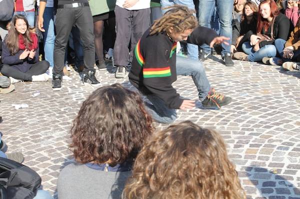 I ragazzi ballano davanti al Comune (inserita in galleria)