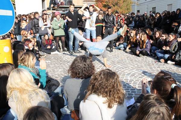 I ragazzi ballano davanti al Comune (inserita in galleria)