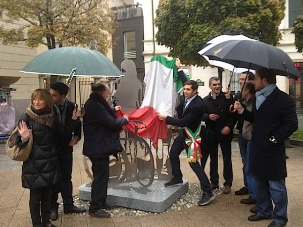 Inaugurata la scultura di piazza Beccaria (inserita in galleria)