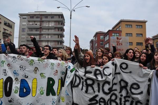 La manifestazione di Busto dall'obiettivo degli studenti (inserita in galleria)