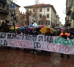 La protesta degli studenti varesini (inserita in galleria)