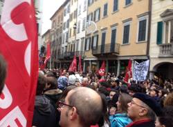 Lavoratori e studenti in sciopero (inserita in galleria)