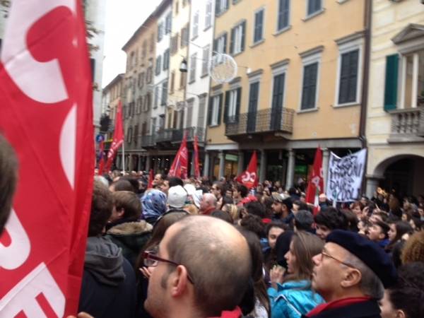 Lavoratori e studenti in sciopero (inserita in galleria)