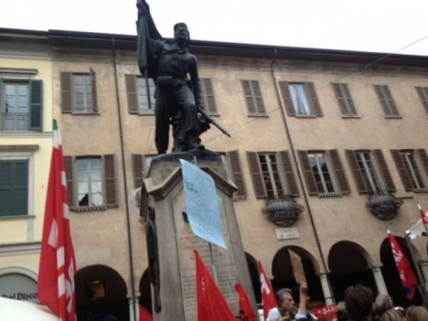 Lavoratori e studenti in sciopero (inserita in galleria)