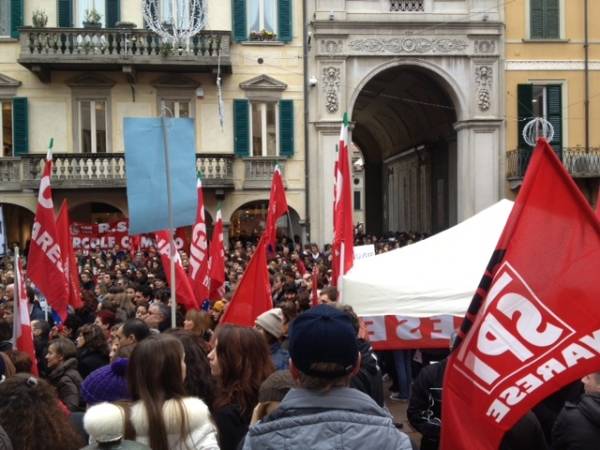 Lavoratori e studenti in sciopero (inserita in galleria)