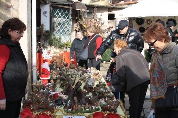 Mercatino di Natale alla Rasa (inserita in galleria)