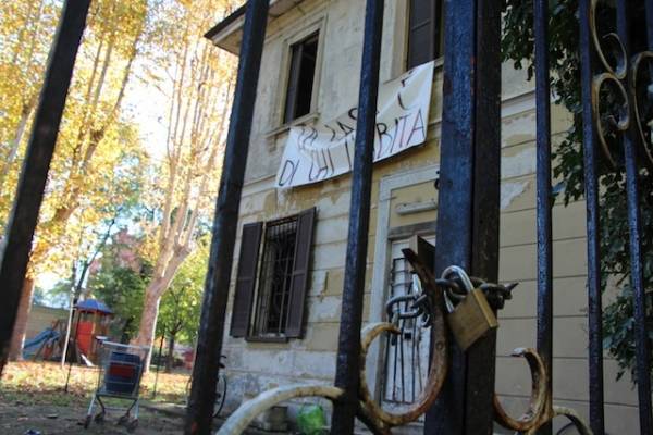 Nella casa occupata a Saronno (inserita in galleria)