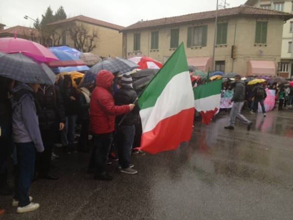 Ombrelli e tricolori colorano la protesta (inserita in galleria)