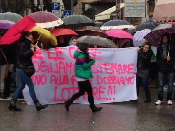 Ombrelli e tricolori colorano la protesta (inserita in galleria)