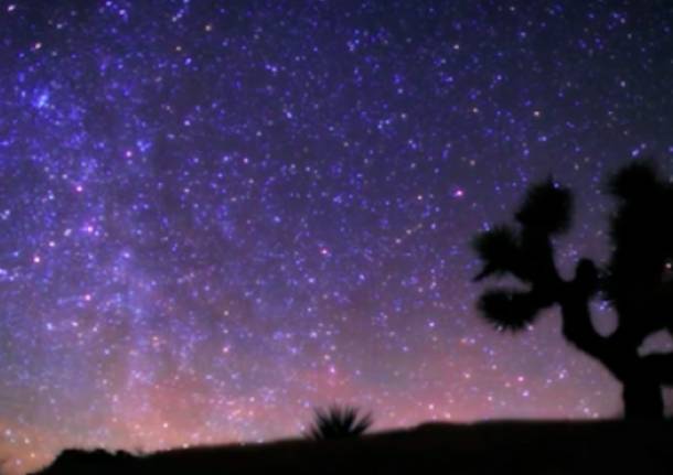 Spettacolare notte in time lapse nel deserto