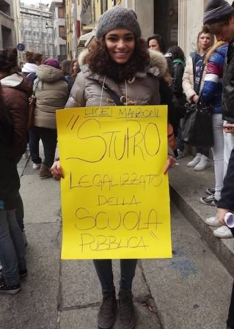 Studenti e professori del Manzoni scioperano (inserita in galleria)
