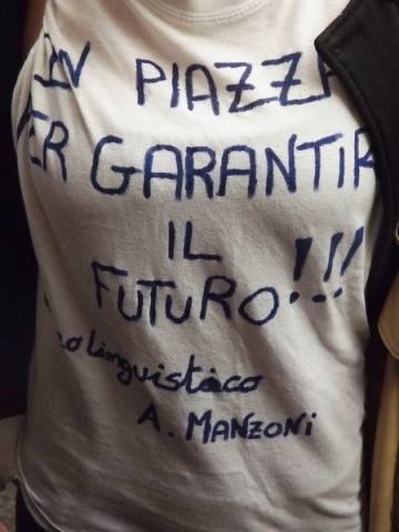 Studenti e professori del Manzoni scioperano (inserita in galleria)