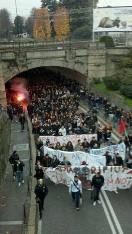 Studenti in corteo a Saronno (inserita in galleria)