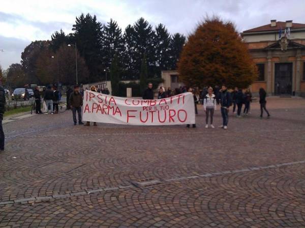 Studenti in corteo a Saronno (inserita in galleria)