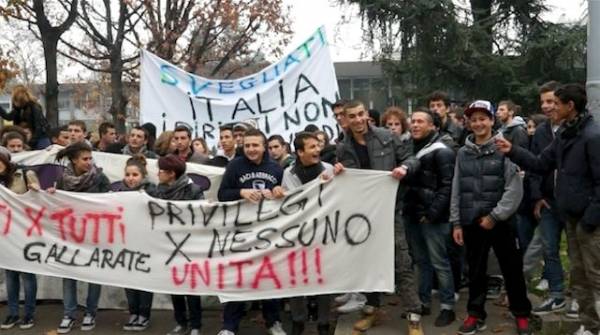 Studenti in piazza a Gallarate (inserita in galleria)