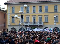 Studenti in piazza (inserita in galleria)