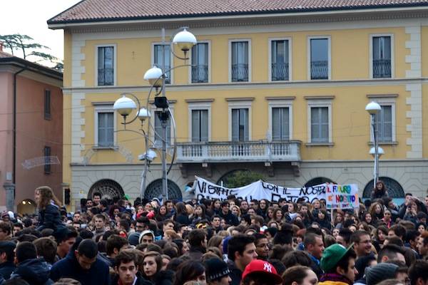 Studenti in piazza (inserita in galleria)