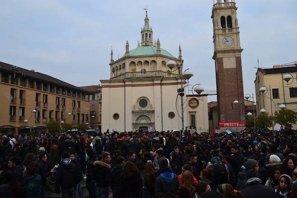 Studenti in piazza (inserita in galleria)