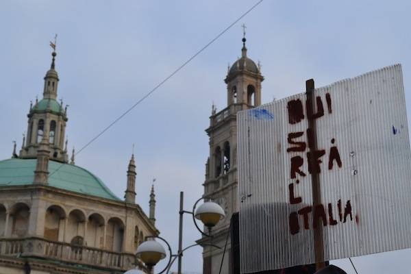 Studenti in piazza (inserita in galleria)