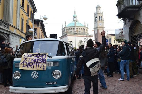 Studenti in piazza (inserita in galleria)