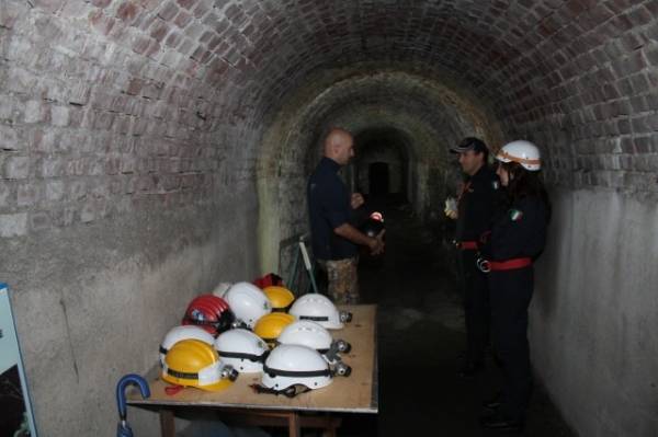 Tour nel rifugio antiaereo (inserita in galleria)
