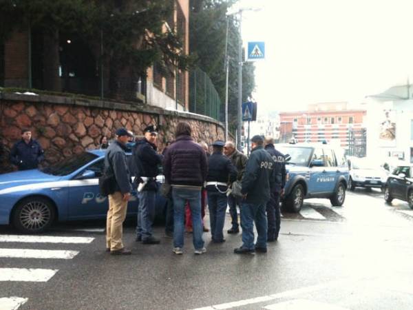 Allarme bomba a Equitalia, polizia presidia il palazzo (inserita in galleria)