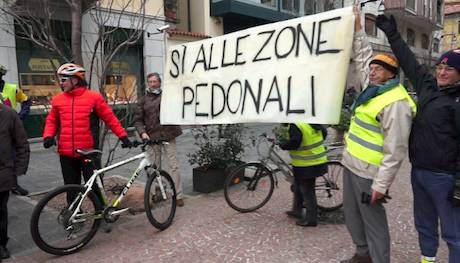 Blitz di Ciclocittà in Piazza Giovine Italia (inserita in galleria)