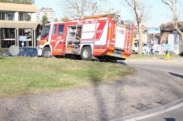 Camion di resina si ribalta a Castellanza (inserita in galleria)