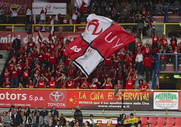 Il folklore al PalaYamamay (inserita in galleria)