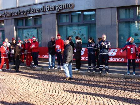 La corsa dei Babbi Natale a Tradate (inserita in galleria)