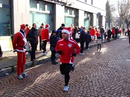 La corsa dei Babbi Natale a Tradate (inserita in galleria)