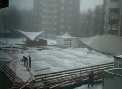 La neve fa crollare il tetto del palaghiaccio (inserita in galleria)