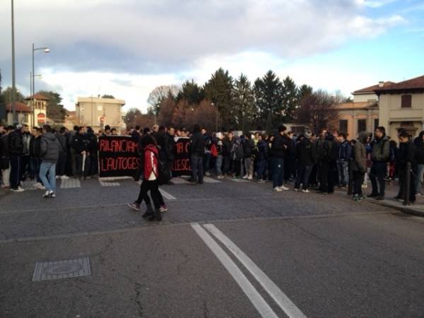 La protesta degli studenti a Saronno (inserita in galleria)