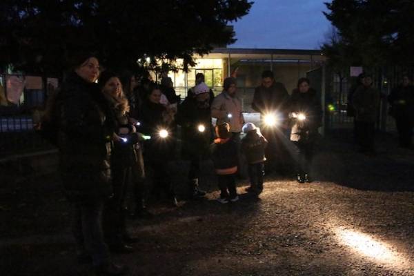 La protesta delle lampadine a scuola (inserita in galleria)