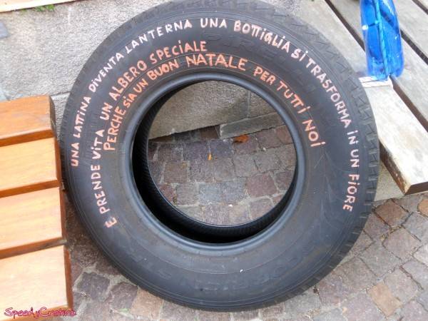 Materiale di riciclo per l'albero di Natale  (inserita in galleria)