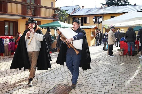 Mercatino e zampognari a Bodio Lomnago (inserita in galleria)