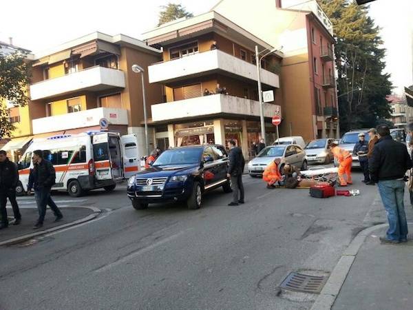 Pedone investito in centro a Varese (inserita in galleria)