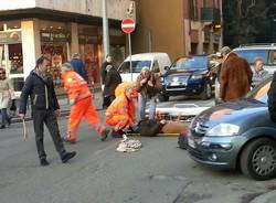 Pedone investito in centro a Varese (inserita in galleria)