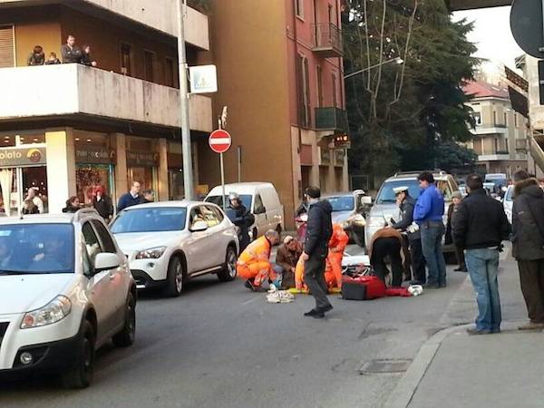 Pedone investito in centro a Varese (inserita in galleria)
