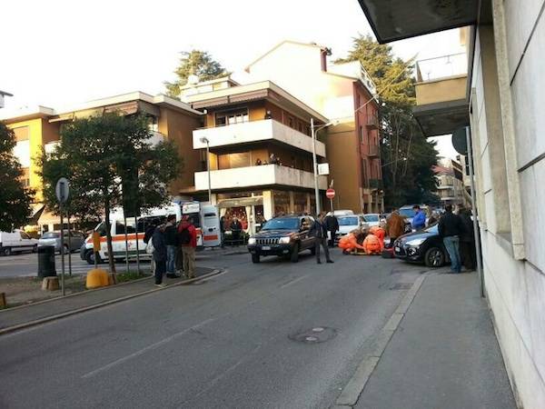 Pedone investito in centro a Varese (inserita in galleria)