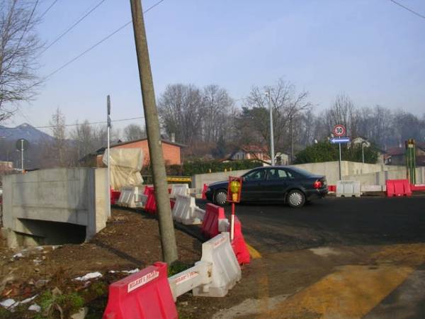 Riaperto, in parte, il ponte alla Schiranna (inserita in galleria)