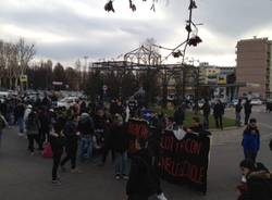 Studenti occupano la rotonda sulla varesina (inserita in galleria)