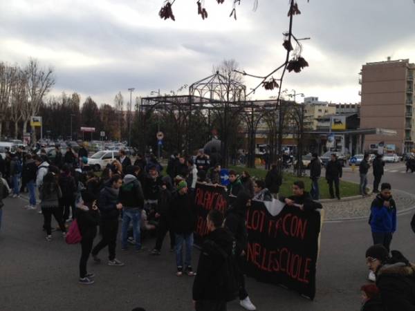 Studenti occupano la rotonda sulla varesina (inserita in galleria)
