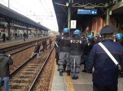 Tensione studenti polizia in stazione a Saronno (inserita in galleria)