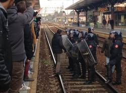 Tensione studenti polizia in stazione a Saronno (inserita in galleria)