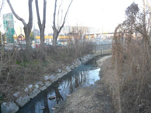 Arnetta inquinata, ecco il punto dello sversamento (inserita in galleria)