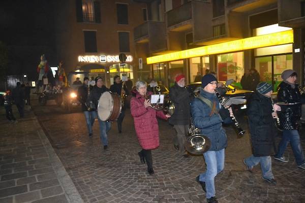 Brucia la Gioeubia di Borsano (inserita in galleria)