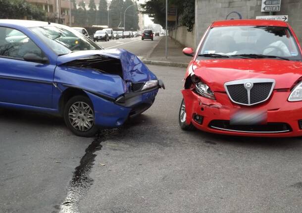 Frontale tra due auto