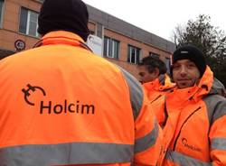 I lavoratori della Holcim in protesta (inserita in galleria)