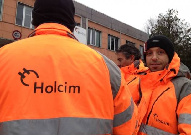 I lavoratori della Holcim in protesta (inserita in galleria)